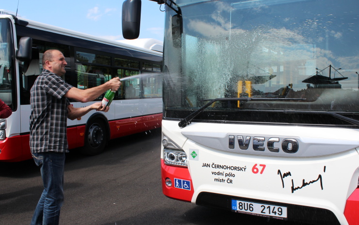 Kmotrem autobusu s číslem 67 se stal Jan Černohorský, mnohonásobný mistr republiky ve vodním pólu. Foto: Petr Sochůrek